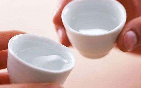 发烧用白酒还是冰糖比较好，发烧用白酒还是酒精