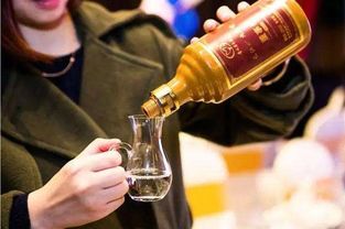 喝白酒兑矿泉水好吗，喝白酒时喝矿泉水