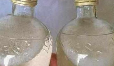 白酒网摇晃后里面小颗粒是什么，白酒摇晃里面好多气泡