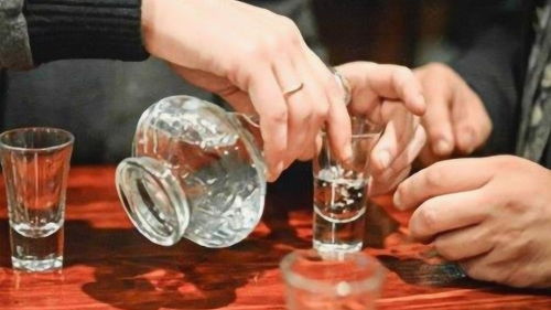 现在喝白酒的人多吗知乎，还有多少人喝白酒