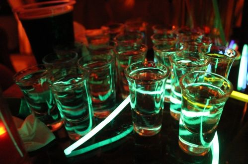 招呼人白酒用什么好，酒桌招呼人的语句