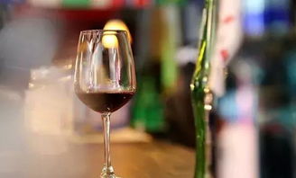 红酒好还是白酒好?，红酒和白酒哪个对身体有好处