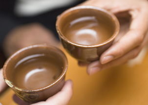白酒打开后多久不能喝，为什么液态法白酒不能喝
