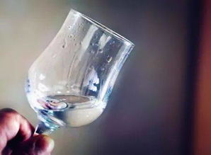 白酒罐子图片大全，白酒挂杯的图片