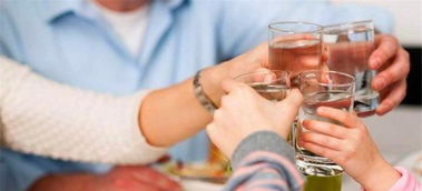 姨妈来能喝白酒不，月经来能喝白酒吗 喝了会怎样