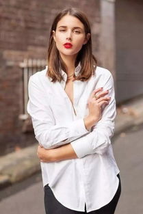 穿白衣服喝白酒的女人图片，衣服穿成白喝酒怎么说