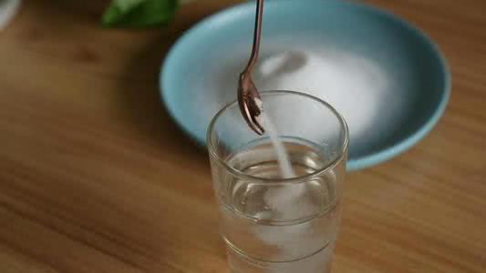 盐水跟白酒泡茶的功效，盐水加白酒