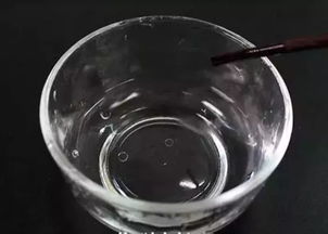 白酒摇晃出气泡是代表什么意思，白酒摇晃后有大量非常小的气泡
