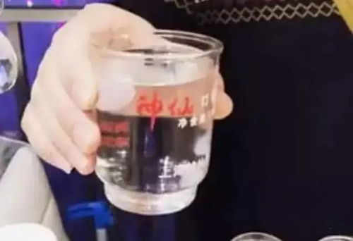 白酒倒在杯子里的样子图片大全，白酒倒在杯子里会挥发吗