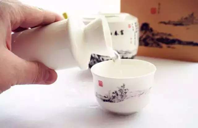 装白酒的杯子图片，装白酒的容器图片