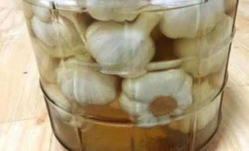 大蒜可以放白酒里吗为什么，大蒜可以泡白酒喝吗