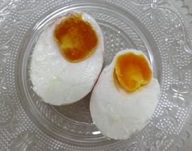 腌鸡蛋放白酒还是醋呢好吃，腌制鸡蛋放白酒什么用