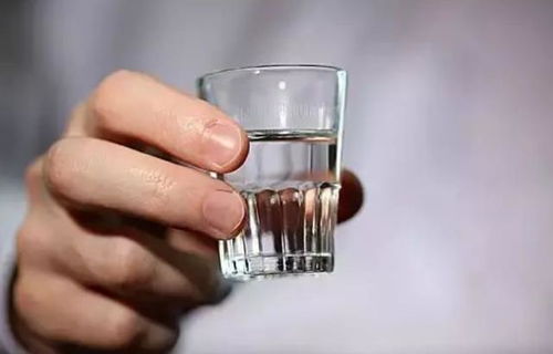 生理期间喝点白酒好吗女生，生理期喝一点白酒