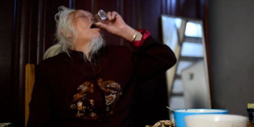 为啥老年人吃饭喝白酒呢，老人为什么喝酒