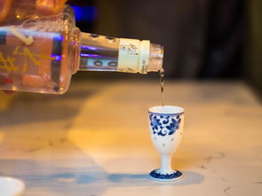 喝白酒和白开水，喝白酒时喝开水