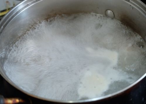 煮肉白酒放多了发酸吗能吃吗，煮肉放白酒起什么作用