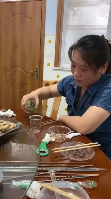 一个女生喝白酒很厉害的博主，一个女的喝白酒
