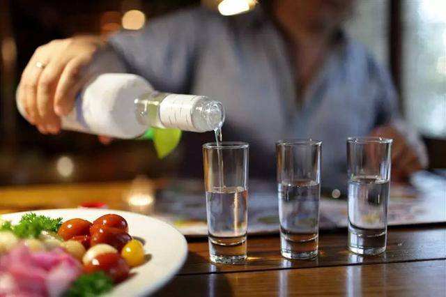 冬天喝白酒容易胖吗女生，冬天的时候喝白酒会暖身子吗