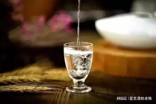 白酒的标签怎么打开的视频，白酒标签怎么贴
