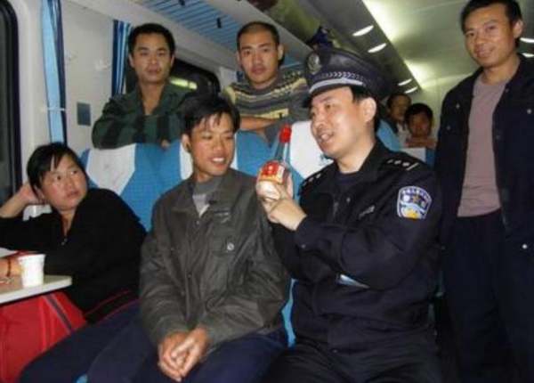 现在上火车能带几瓶白酒上车，上火车允许带几瓶白酒