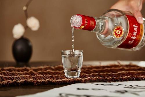 白酒没喝完可以再加水吗，白酒没喝完可以直接喝吗