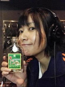 徐静蕾晒白酒的照片，徐静蕾酒吧