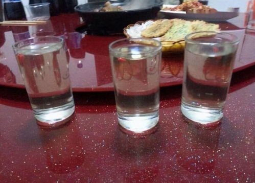 喝四瓶白酒耍酒疯怎么办，四瓶白酒都喝光打三个数字