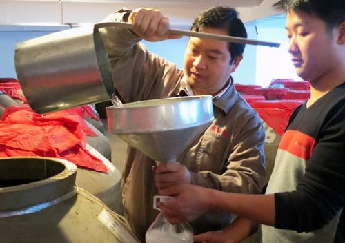 食品经营可以卖散白酒吗，食品经营范围可以卖酒吗