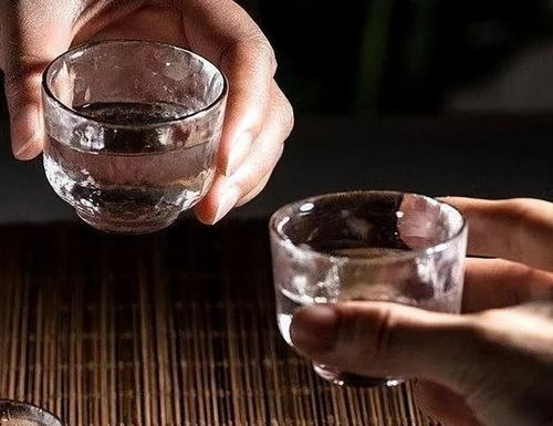 喝完白酒全身疼是怎么回事，喝完白酒浑身疼