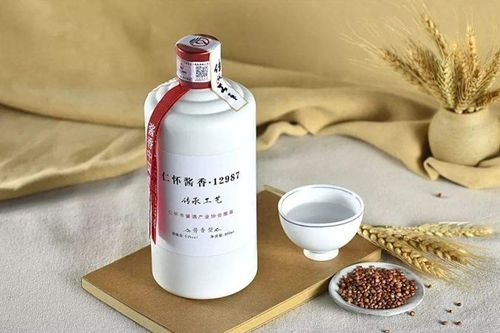 如何识别白酒勾兑的酒真假视频，买白酒时怎样鉴别勾兑酒和纯粮食酒