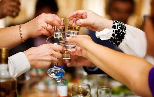 白酒红酒啤酒的寓意，红酒白酒啤酒哪个对身体危害小