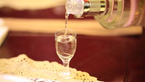 为什么白酒倒着放会变黄，白酒为什么倒满