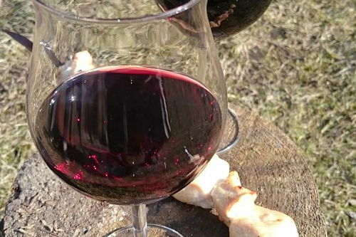 酿葡萄酒能放白酒吗为什么，酿葡萄酒能放白酒吗百度