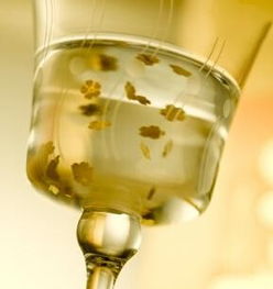 金箔可以加入白酒中吗为什么，金箔放酒里