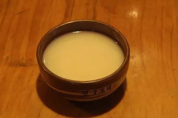 米酒放白酒做面膜好吗，米酒加白酒是什么酿法