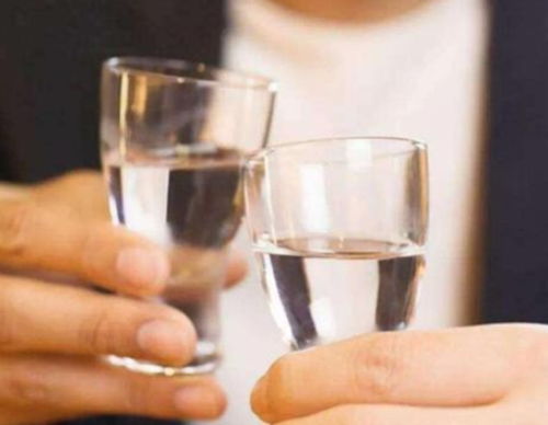 手沾白酒点着会痛吗为什么，白酒滴手上搓