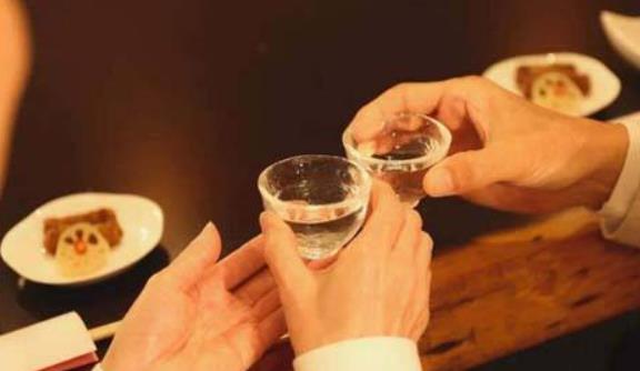 中午晚上喝白酒好吗，中午喝白酒晚上能喝啤酒吗