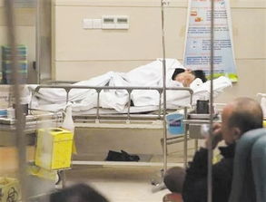 小伙在工地里喝白酒图片真实，工地小伙喝酒视频