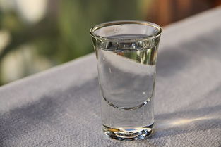 年轻人喝白酒素材图片大全，年轻人 喝白酒